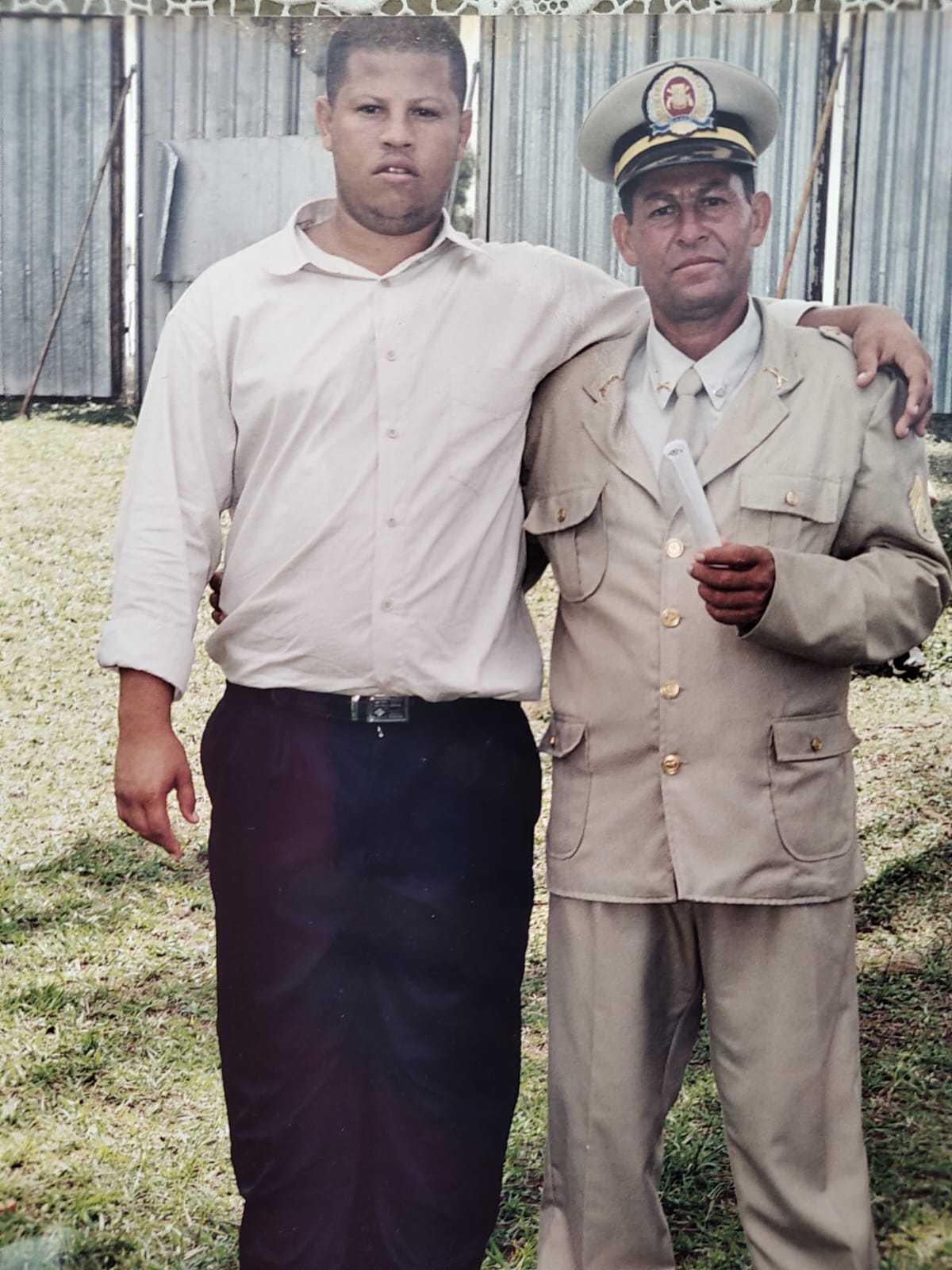 Decinho ao lado do pai
