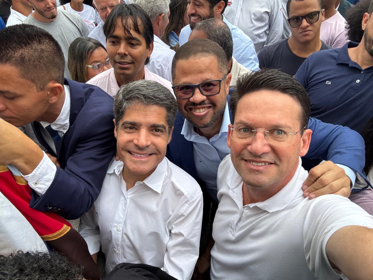 Decinho em evento de campanha, ao lado de apoiadores e lideranças pela Bahia